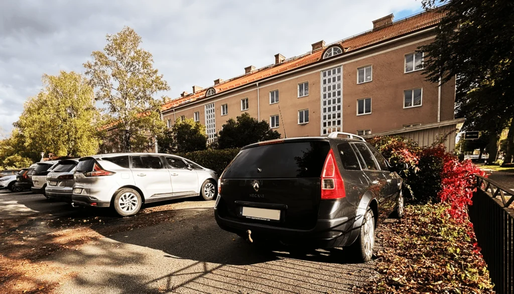 Moms på parkeringsplats